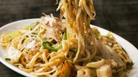 お祭りの、【屋台焼きそば】を思わせる味。豚バラやたくさんお野菜を使用。麺は沖縄そばを使い、モチモチ♪