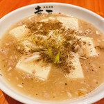 塩味に、【これでもかとかかっている山椒】辛いのが苦手な方でもオススメできる麻婆豆腐です！山椒別皿にも出来ます。