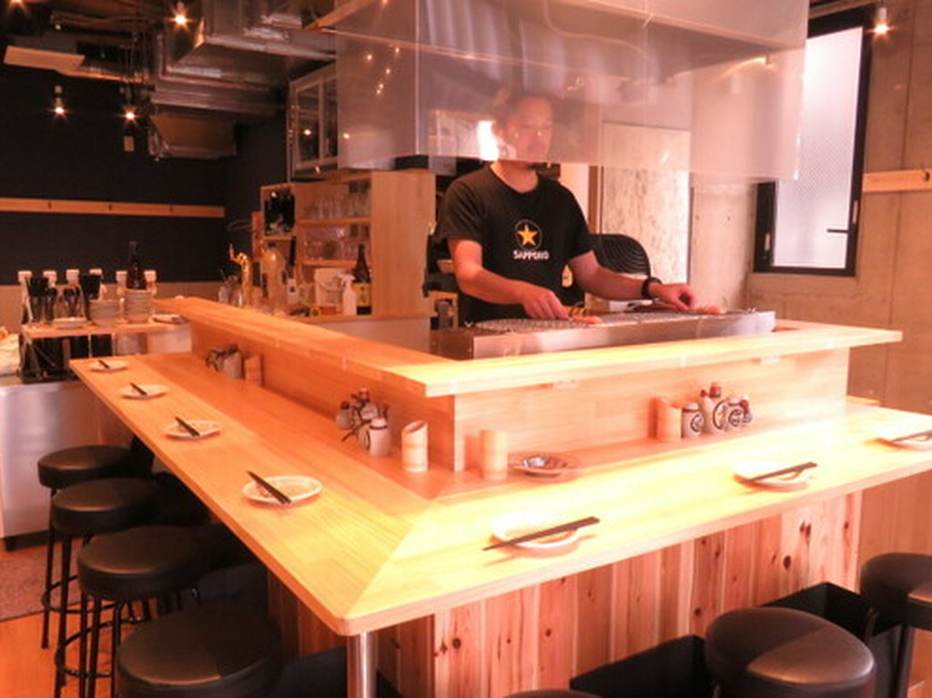 木のぬくもり溢れる落ち着いた店内で…