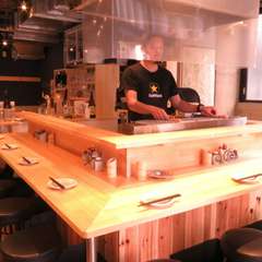 木のぬくもり溢れる落ち着いた店内で…