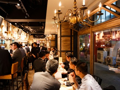 おしゃれで明るい店内でお食事をお楽しみ下さい