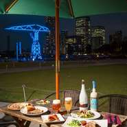 解放感抜群のテラス席は人気の為予約必須です。
