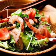 こだわりの素材をふんだんに使用した料理を、存分に堪能できるコース料理が多数用意されています。さらに、飲み放題付きもありながら、手頃価格なのも嬉しいポイント。