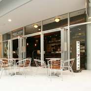 明るくて賑やかな店内となっております。
ビールだけではなくワインも各種取り揃えておりますので様々なシーンでお使い下さい。