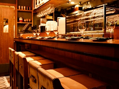 おしゃれで明るい店内でお食事をお楽しみ下さい