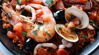 いろいろ魚介とフルーツトマトのパエリア