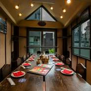 ゆったりと落ち着ける広々とした店内。デートやパーティーに最適なコースも各種用意しております。