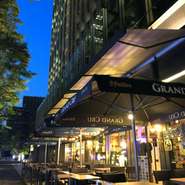 大手町仲通りに面したテラス席。48席ご用意がございます。