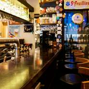 ゆったりと落ち着ける広々とした店内。デートやパーティーに最適なコースも各種用意しております。