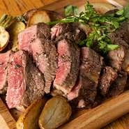 和牛と牧草牛の柔らかい赤身の部位との盛合せ。2名様～におすすめの盛合せです。