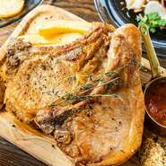 人気の骨付き部位、Lボーンを豪快にグリルで。肉の旨味、脂の甘みを贅沢に感じる一皿。