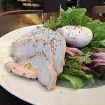 食物繊維たっぷりのサラダランチです。
タンパク質たっぷりの鶏ムネ肉と。