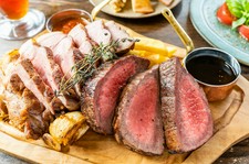 佐賀県産黒毛和牛とブランド豚のステーキが両方とも楽しめるお得な飲み放題コース！