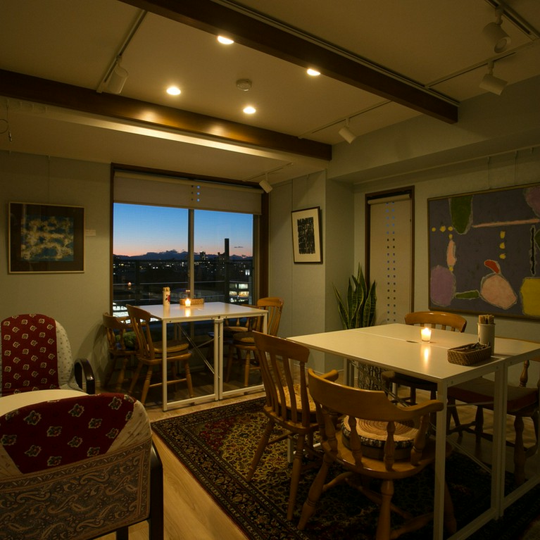 絵に囲まれた空間と夜景