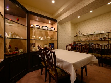 ハンガリーより輸入された調度品が彩る、エレガントな雰囲気