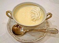 ハンガリー料理に欠かせない、「果物をつかったスープ」です。桃やサワーチェリー、りんごなど、季節のフレッシュフルーツでつくるスープはとっても爽やか。何度味わっても愉しみな一皿です。（写真は桃のスープ）