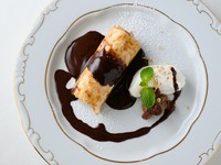 くるみとレーズン入りクレープ チョコレートソース掛け。デザートも、パティシエでもあるシェフの自慢の逸品です。