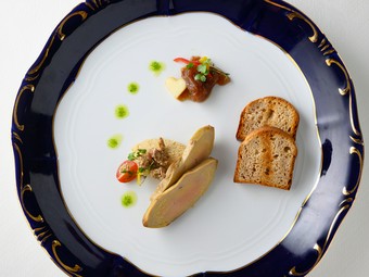 フォアグラの名産地ならではの味わい『2種類の冷製フォアグラ　胡桃とシナモンの自家製パン付』