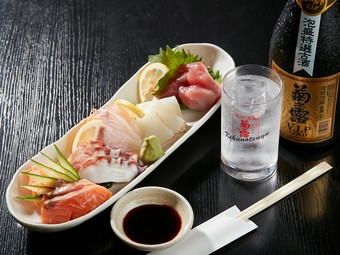 獲れたての海の幸をシンプルに味わう『美ら島刺身盛り合わせ（1～2人前）』