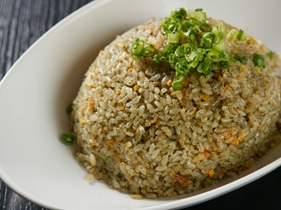 豊かな香りとマイルドな苦みが絶妙『フーチバー炒飯』