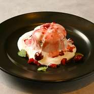 別腹デザートは7種類ご用意！目の前で仕上げる「シズリングブラウニー」を始め、「紅茶のシフォンケーキ こぼれるベリーソース」や「フルーツタルトのチョコモンブラン」などなど…。最後まで満足間違いなし◎