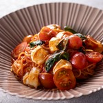 トマトの自然な甘さと酸味、爽やかなバジルが引き立ちます