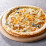 ４つの異なるチーズが、絶妙なバランスで組み合わさり、濃厚なチーズの世界が一度に楽しめます