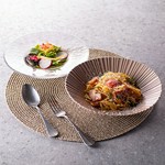 ラヴァーニャ名物の10品目サラダ又はサーモンとエビのカルパッチョから選べます