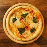 トマトソースが軽やかに広がり、モッツァレラチーズがとろける様子は、まさに味覚の楽園。