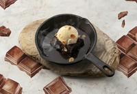 熱々の鉄板にひんやりアイスとブラウニーをのせチョコソースをかけて仕上げる名物スイーツ