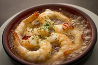 店名の由来ともなった土鍋“カスエラ”を用いた、ニンニクオリーブオイル煮の
総称がアヒージョです。食材の旨味をパンに浸して最後までお召し上がりください。