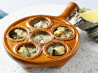 魚介の旨みたっぷりの出汁を使った特製トマトスープに、有頭海老、イカ、貝などを加えて仕上げた、初夏にぴったりのスパゲティ。アドリア海を思わせる豊かな味わいお楽しみください。