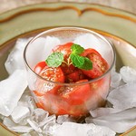 ハモンセラーノの塩気とフレッシュマッシュルームを合わせたヨーロッパらしい大人な味わいのアヒージョ。付け合わせにバケットもおすすめ。