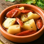 トマトの鮮やかな赤が輝く冷製スパニッシュスープに、やわらかで上品な甘味の柳蛸と、瑞々しい胡瓜を添えました。人気の夏の一皿です。