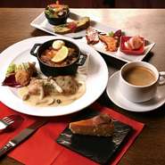 パエリアからデザートまで気軽にサクッと大満喫♪

・タパス5種盛合せ
・イベリコ豚とキノコのパエリア
・鱈のカダイフ揚げ
・鶏もも肉のロースト　きのこクリームソース