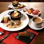 ・タパス5種盛合せ
・季節のミニパエリア<イベリコ豚のパエリア>
・鶏もも肉のチーズオーブン焼き
・エビのクルトン揚げ
・選べるミニデザート
・コーヒー or 紅茶