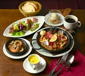 ランチでもゆっくりお食事を楽しみたい方におすすめ♪
・タパス3種サラダプレート
・バゲット
・季節のスープ
・海老とマッシュルームのアヒージョ