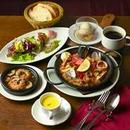 ランチでもゆっくりお食事を楽しみたい方におすすめ♪

・タパス３種サラダプレート
・バゲット
・季節のスープ
・海老とマッシュルームのアヒージョ
