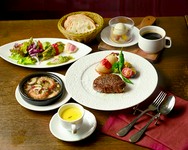 ランチタイムでも皆様に贅沢な時間をお愉しみ頂けるよう
ラ・カスエラならではの特別コースをご用意致しました。
特別なお食事会などに、ぜひどうぞ。