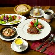 ランチタイムでも皆様に贅沢な時間をお愉しみ頂けるよう
ラ・カスエラならではの特別コースをご用意致しました。
特別なお食事会などに、ぜひどうぞ。

