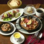 【アヒージョ】そして魚介の旨味が詰まった【名物パエリア】まで！
※土・日・祝は、90分制となります