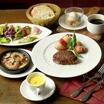 【牛フィレ肉のステーキ】がメインの他【アヒージョ】やデザートもついたランチです!※土・日・祝90分制