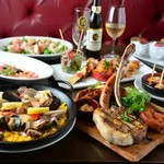 タパス5種盛合せや海老とマッシュルームのアヒージョ、大きなパエリアパンで焼き上げる名物のパエリアなど