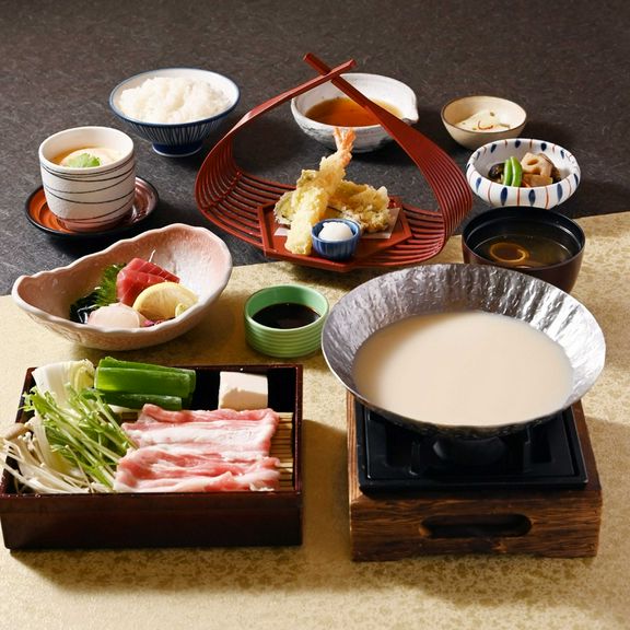大事なお集まりのお食事に。鮮魚のお造りや天婦羅に日吉豚の豆乳小鍋をお付けします。
