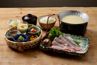 ・季節の彩り花かご
・京都日吉豚の豆乳鍋
・ご飯
・赤出汁
・香の物