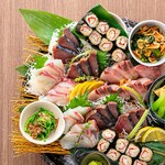 市場直送での仕入れや専門のバイヤーが目利きした厳選鮮魚を使用し、お造り盛合せでは素材そのままの刺身で楽しめます。市場直送の鮮魚に合わせたおすすめの食べ方でご提供いたします。その日しか出会えないお魚も！