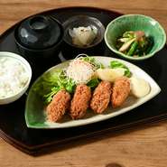 ・カキフライ
・本日の小鉢
・ご飯
・赤出汁
・香の物