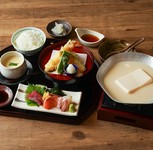 うおまん自慢の海鮮をお寿司で提供。海老と旬野菜の天婦羅をお付けします。