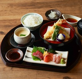 全国の漁協から直送で買い付ける新鮮なお造りと天婦羅も愉しめる御膳。