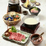 日本のみならず世界的にも有名な近江牛。
旨味の効いた自家製の割下で炊き上げる極上の一品です。